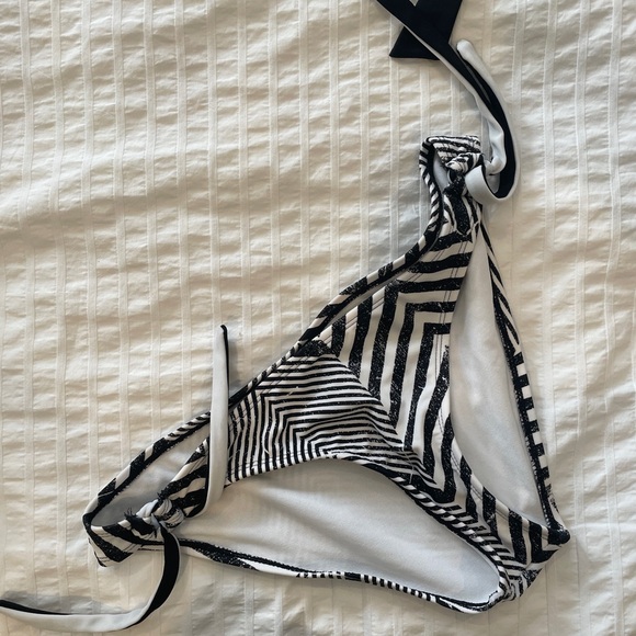 EUC Volcom bikini - Picture 4 of 5